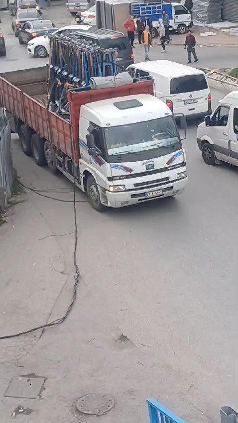 Kamyon elektrik tellerini kopardı, sokak karanlığa gömüldü!