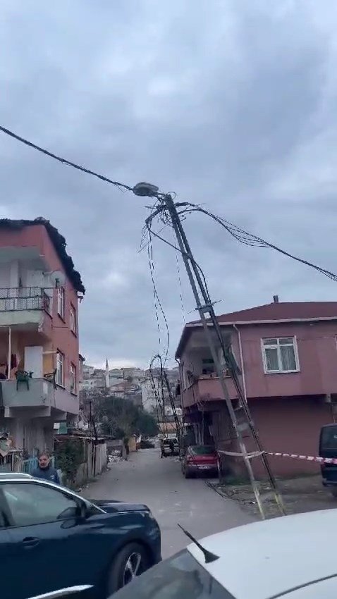 Kamyon elektrik tellerini kopardı, sokak karanlığa gömüldü!