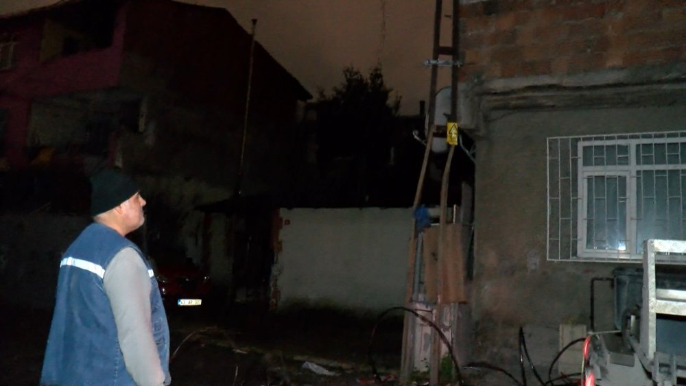 Kamyon elektrik tellerini kopardı, sokak karanlığa gömüldü!