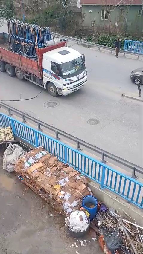 Kamyon elektrik tellerini kopardı, sokak karanlığa gömüldü!