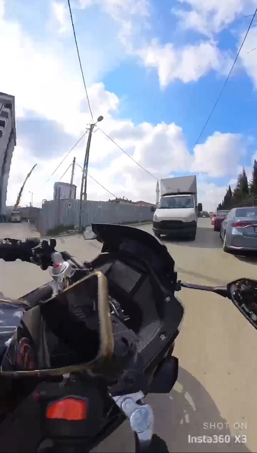 Park halindeki kamyonet yokuşta kaydı, motosikletli ölümden döndü