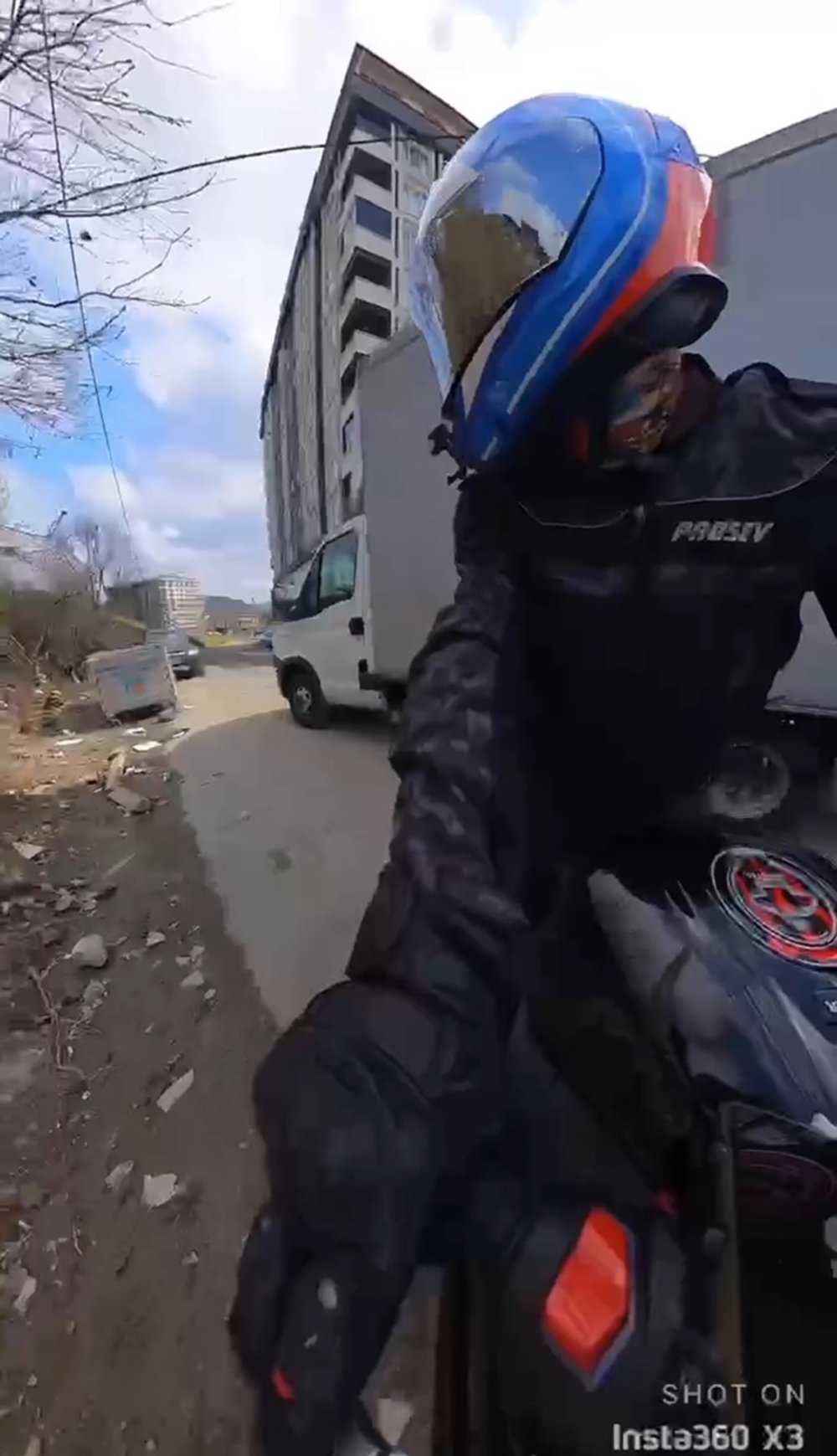 Park halindeki kamyonet yokuşta kaydı, motosikletli ölümden döndü