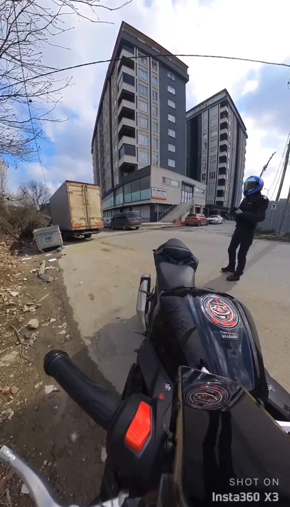 Park halindeki kamyonet yokuşta kaydı, motosikletli ölümden döndü