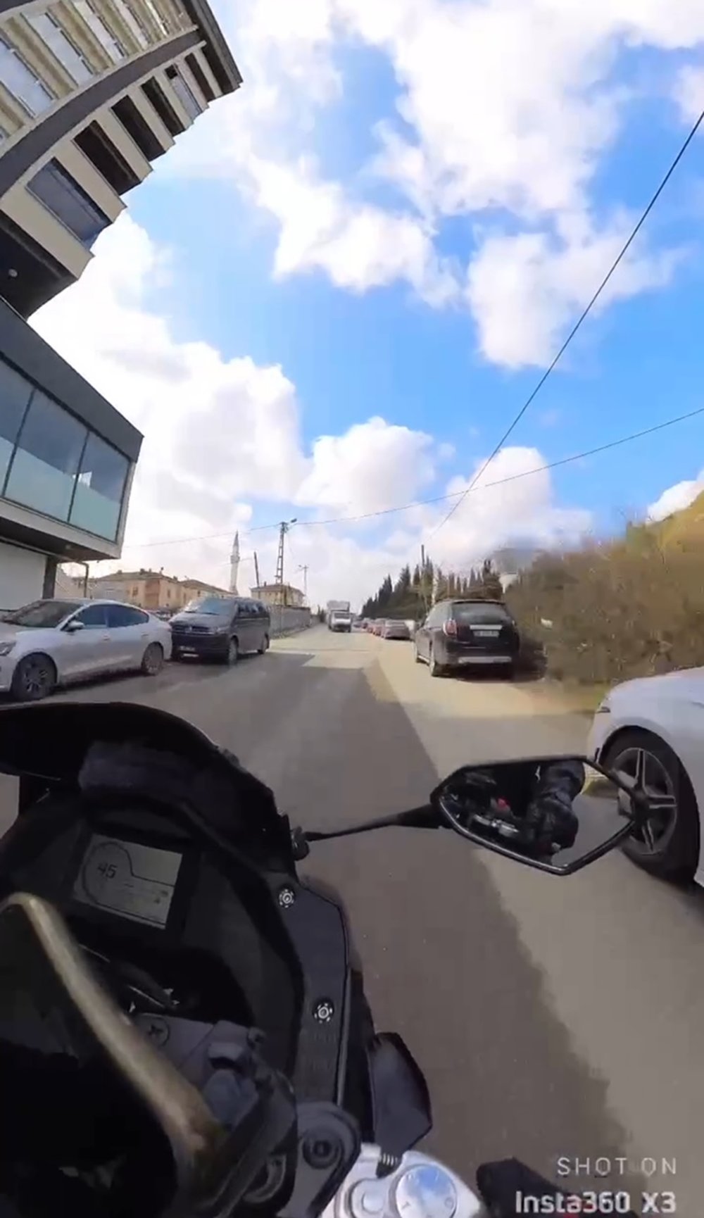 Park halindeki kamyonet yokuşta kaydı, motosikletli ölümden döndü