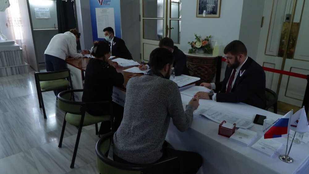 Rusya’nın İstanbul Başkonsolosluğu’nda uzun seçim sırası