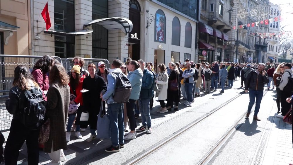 Rusya’nın İstanbul Başkonsolosluğu’nda uzun seçim sırası