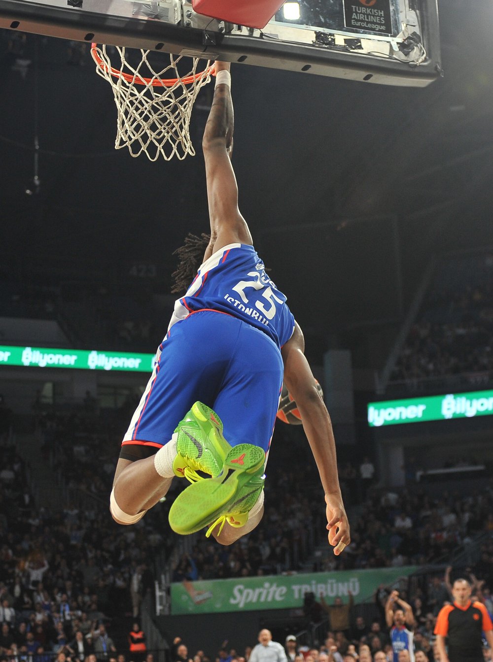 Anadolu Efes, Olympiacos'u devirdi!