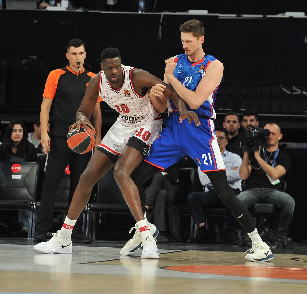 Anadolu Efes, Olympiacos'u devirdi!