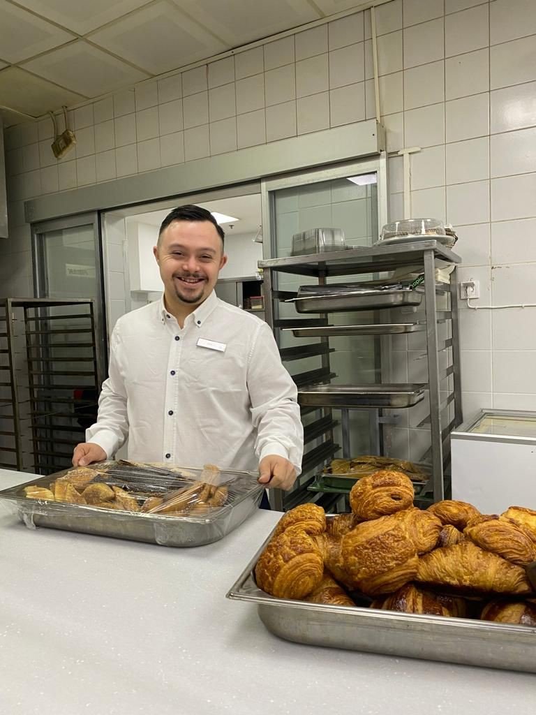 Garsonluk yapan down sendromlu Halis: Annem, babam benimle gurur duyuyor