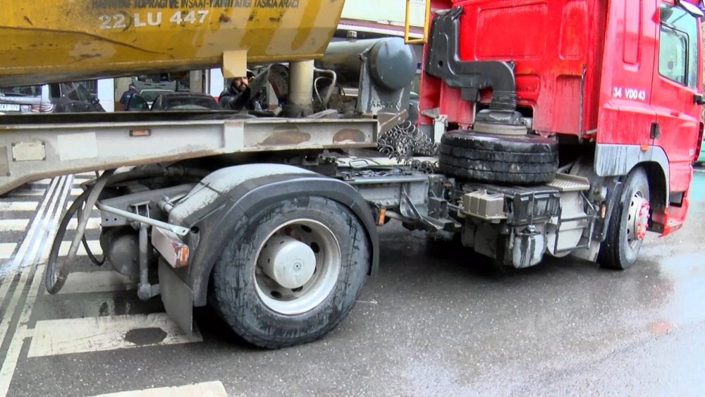 Hafriyat kamyonunun tekeri fırladı: 1 öğrenci yaralandı