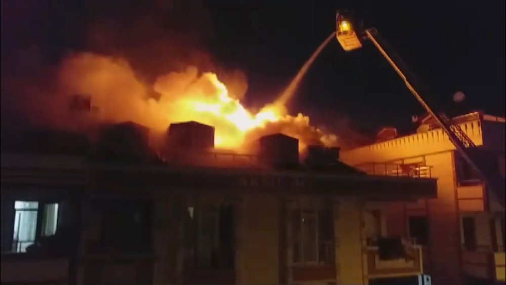 Binanın çatı katı alev alev yandı!