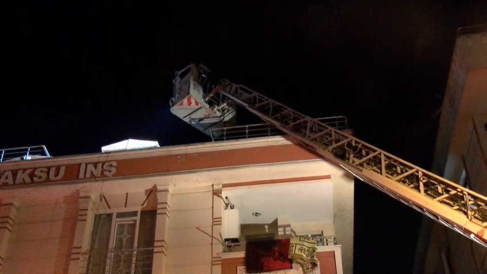 Binanın çatı katı alev alev yandı!