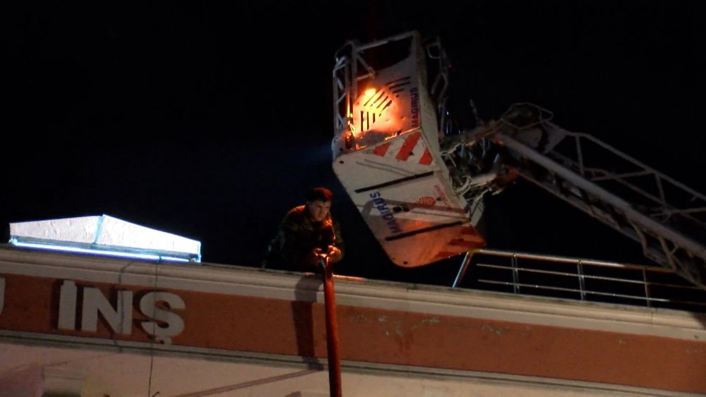 Binanın çatı katı alev alev yandı!