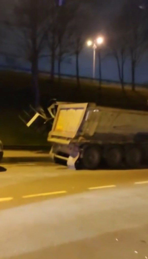 Parti bayraklarını söken vinç devrildi; 2 yaralı