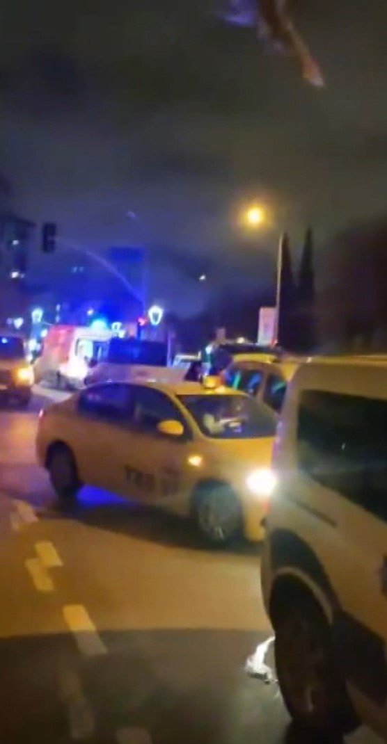 Parti bayraklarını söken vinç devrildi; 2 yaralı