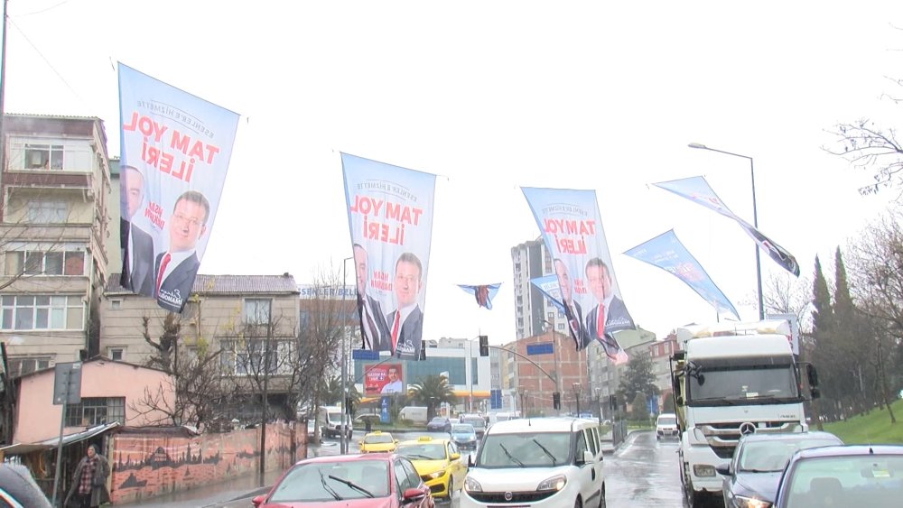 Parti bayraklarını söken vinç devrildi; 2 yaralı