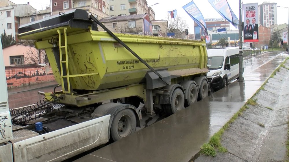 Parti bayraklarını söken vinç devrildi; 2 yaralı