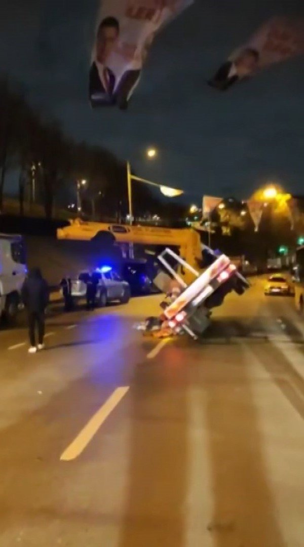 Parti bayraklarını söken vinç devrildi; 2 yaralı