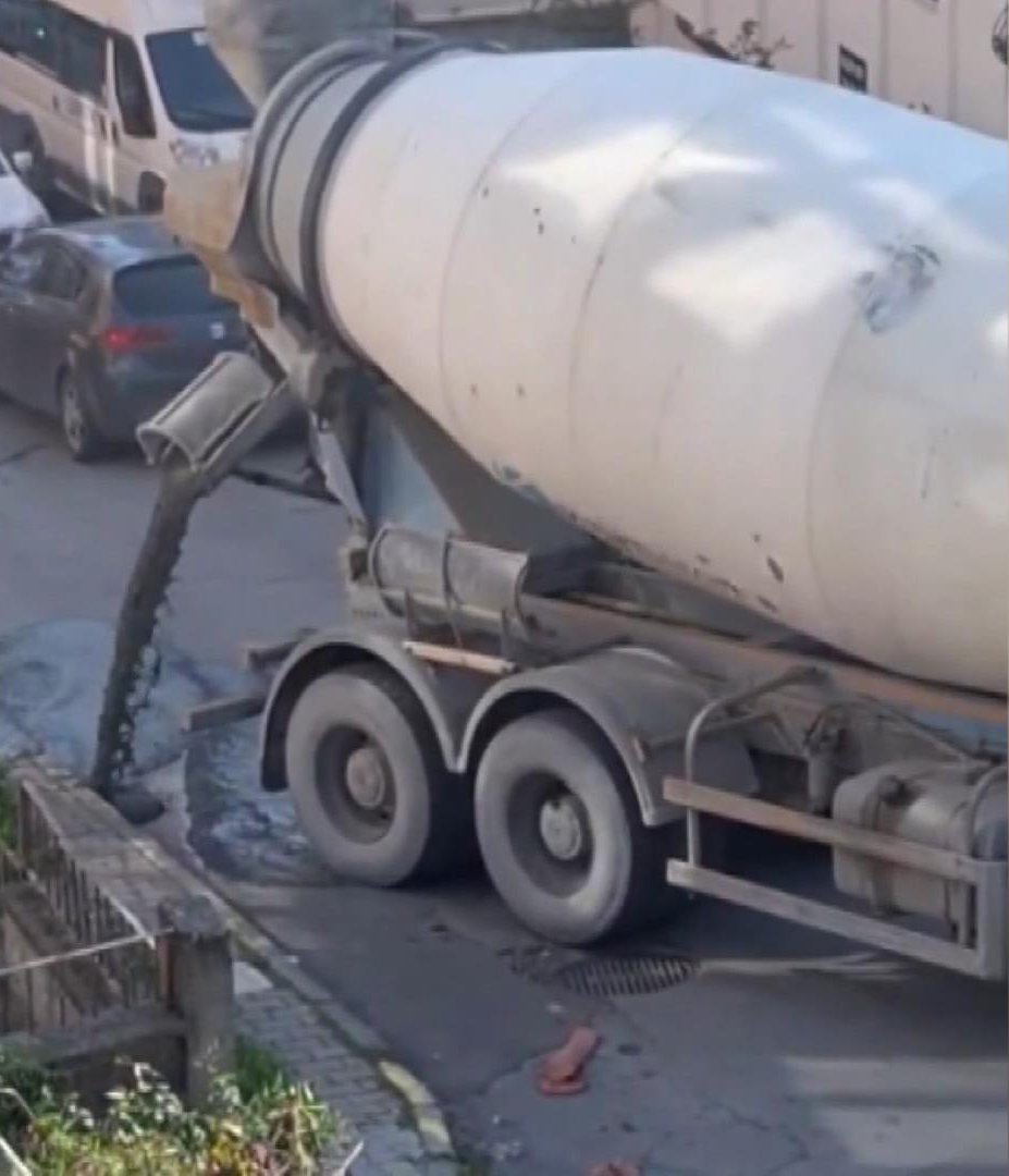 Beton mikseri yola beton döktü