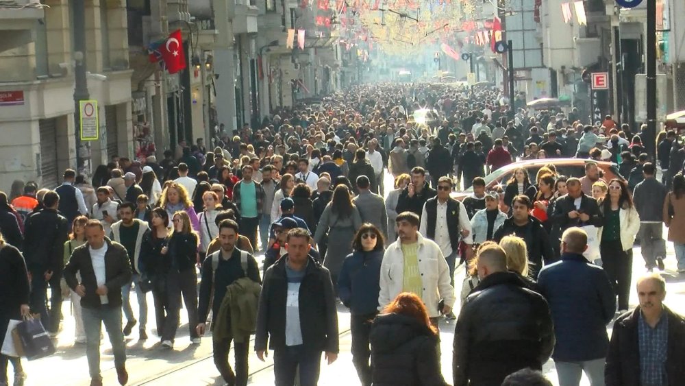 İstiklal Caddesi'nde haftasonu yoğunluğu