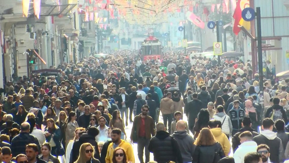 İstiklal Caddesi'nde haftasonu yoğunluğu