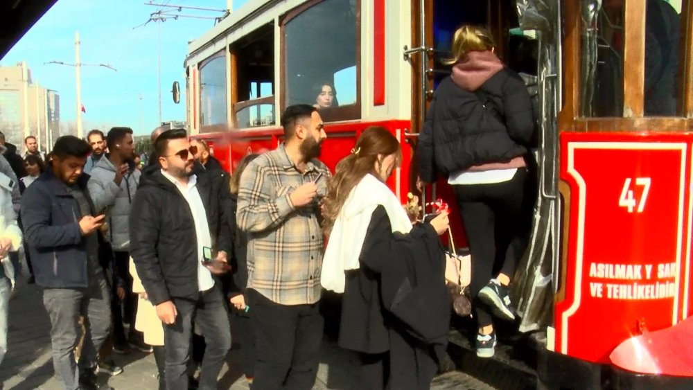 İstiklal Caddesi'nde haftasonu yoğunluğu
