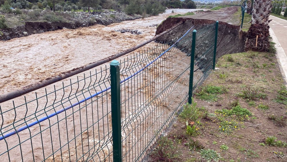 Osmaniye’yi şiddetli yağış vurdu: Yol çöktü, bent yıkıldı