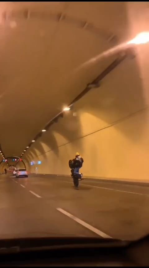 Motosikletinin tehlikeli yolculuğu