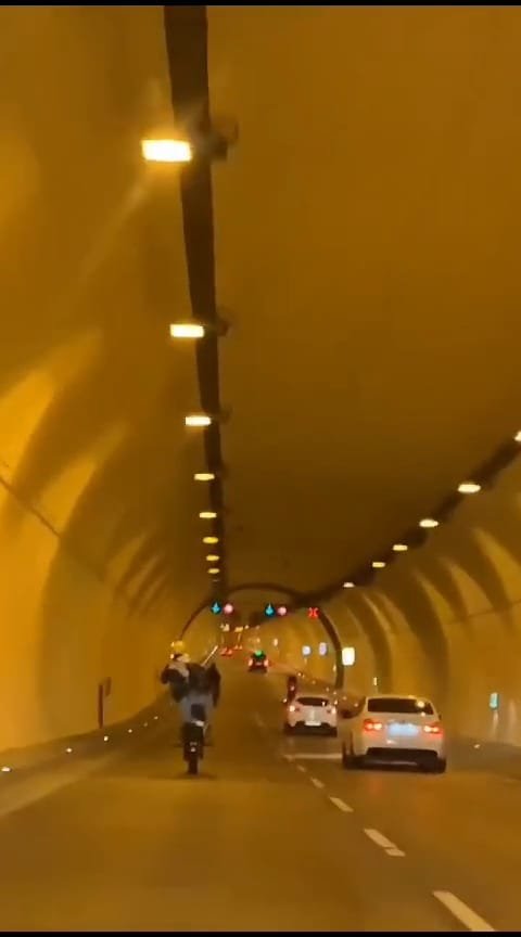 Motosikletinin tehlikeli yolculuğu