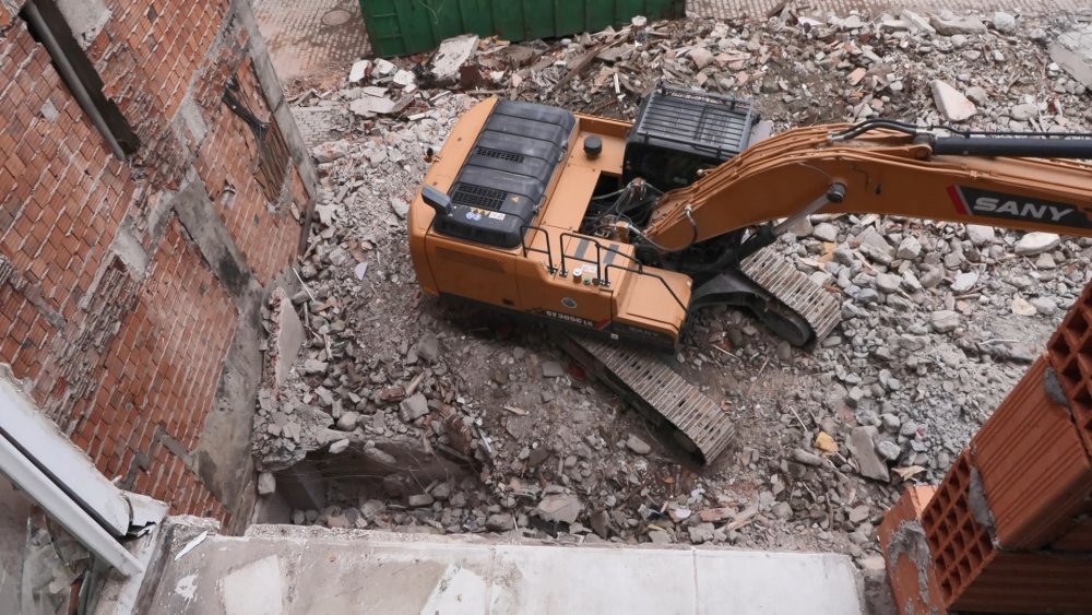 Yıkım yapan kepçe, bitişik apartmandaki mutfak duvarını yıktı