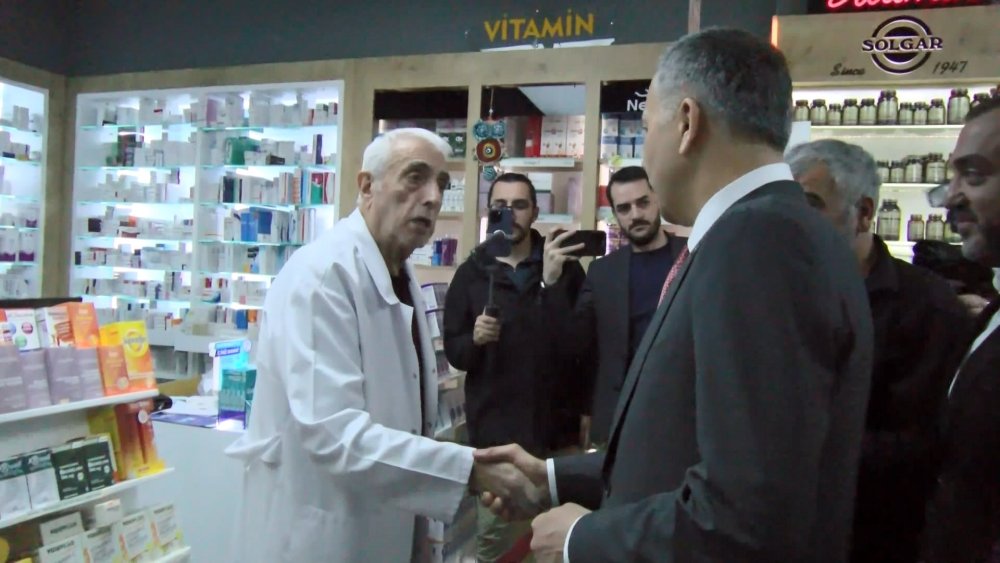 Bakan Yerlikaya Büyükçekmece esnafını ziyaret etti