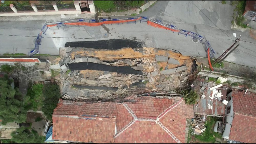 İstanbul'da korku dolu anlar: Gecekonduların üzerine yol çöktü