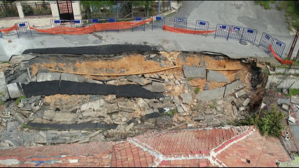 İstanbul'da korku dolu anlar: Gecekonduların üzerine yol çöktü