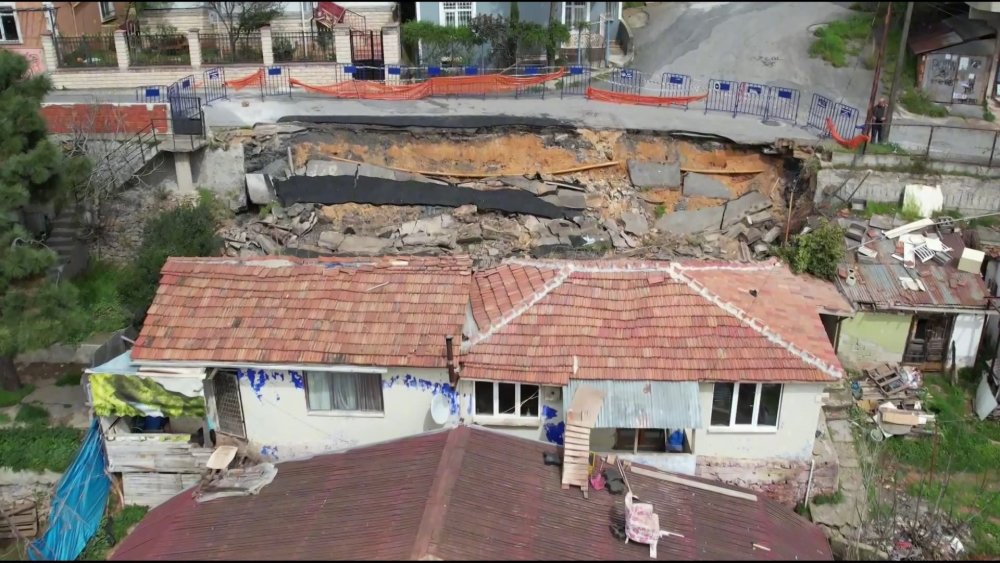İstanbul'da korku dolu anlar: Gecekonduların üzerine yol çöktü