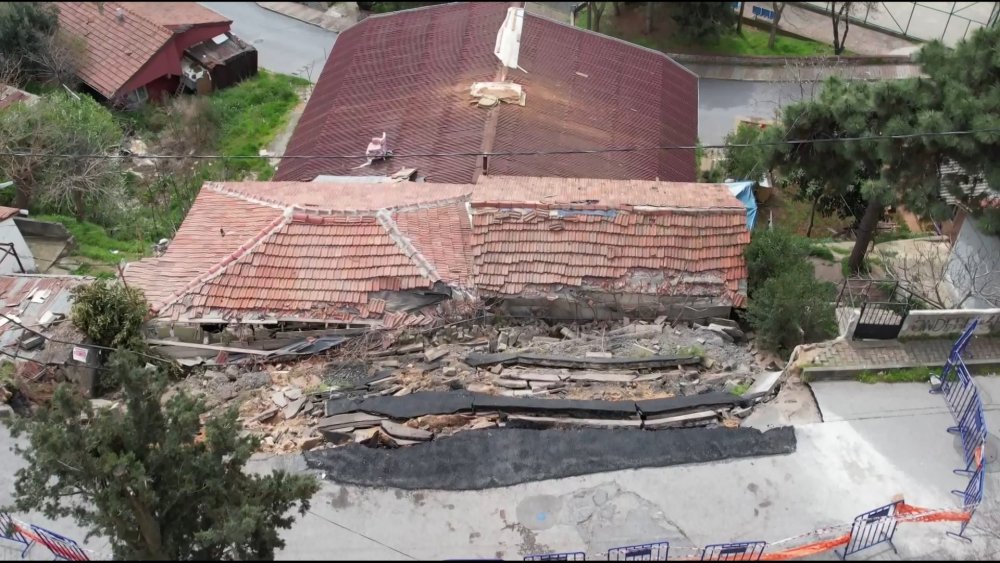 İstanbul'da korku dolu anlar: Gecekonduların üzerine yol çöktü