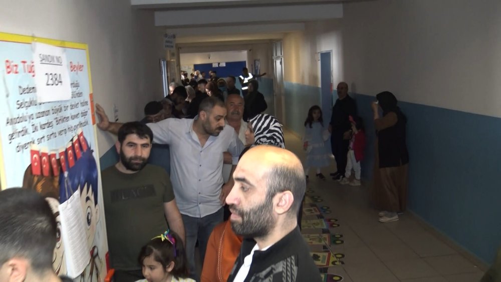 19 bin kayıtlı olduğu okulda büyük yoğunluk