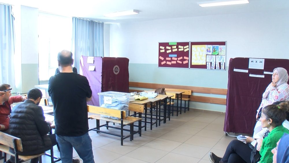 8 seçmenli mahallede aynı sınıfta iki sandık