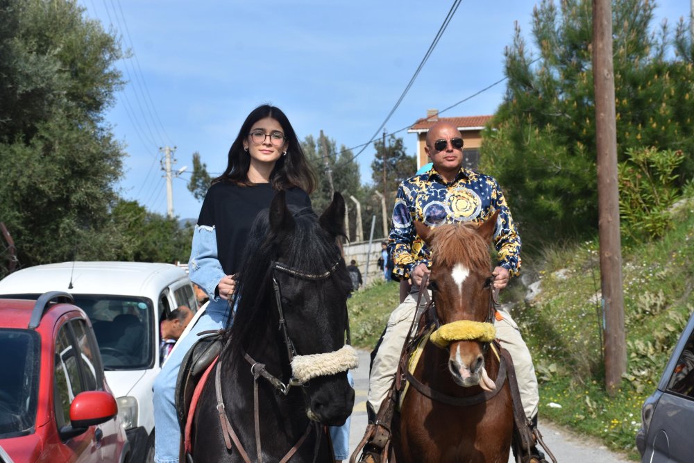 Atları ile oy vermeye geldiler