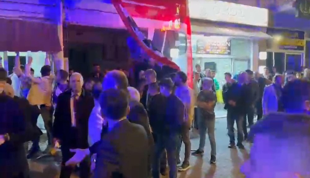 CHP ilçe başkanlığında seçim kutlamasında balkon çöktü; 1'i ağır, 4 yaralı