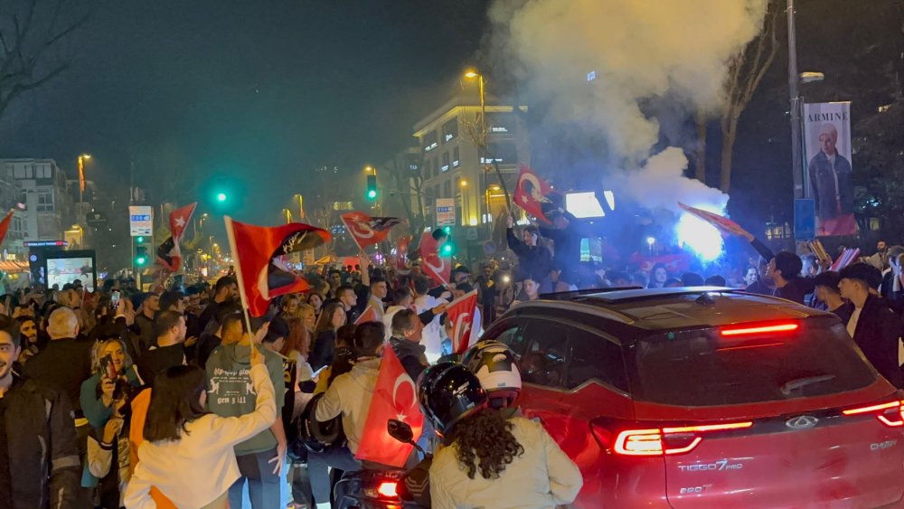 CHP'liler İstanbul'da seçim kutlamasında