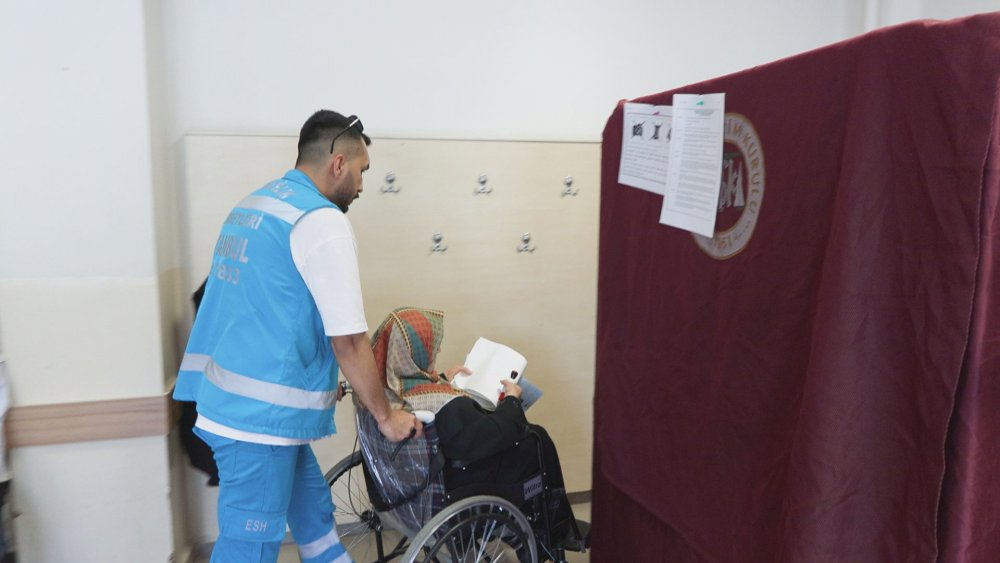 Hastaları 112 ambulans ekipleri sandıklara götürdü