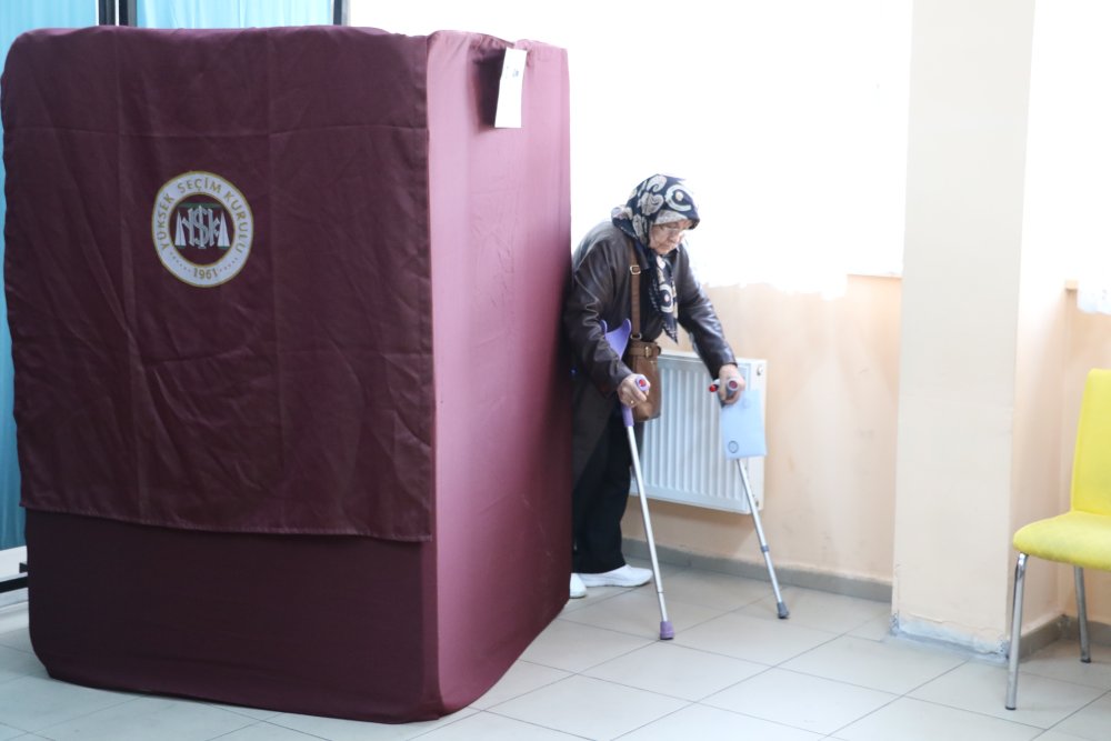 İlk oylar sandıklara düşmeye başladı