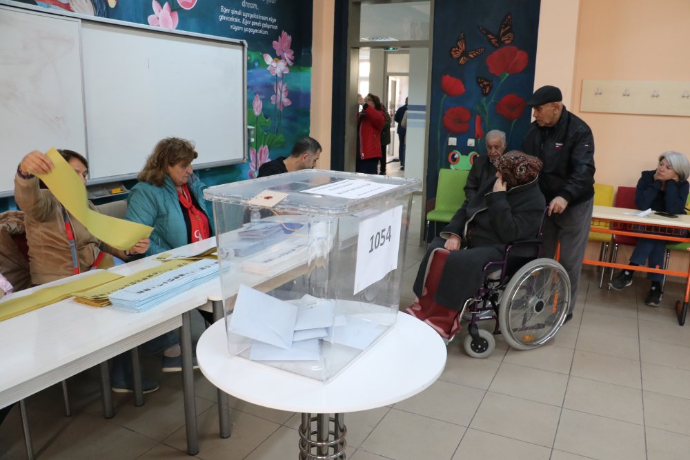 İlk oylar sandıklara düşmeye başladı