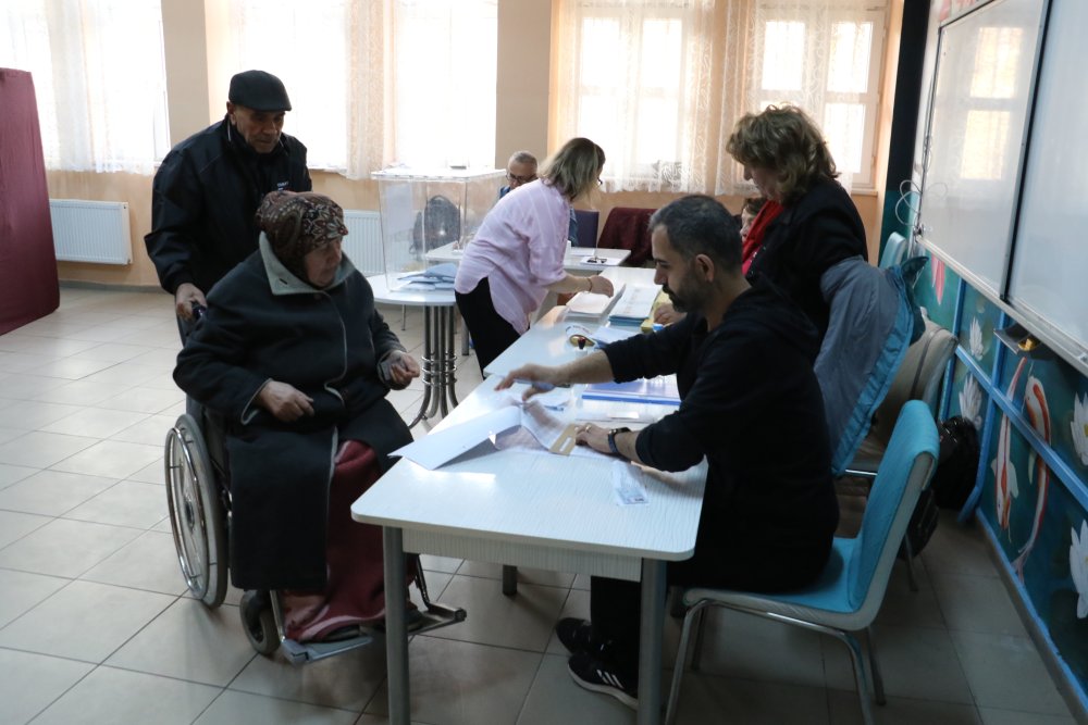 İlk oylar sandıklara düşmeye başladı