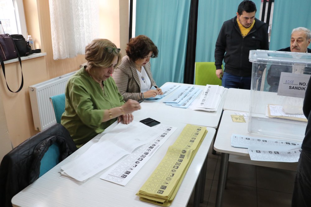 İlk oylar sandıklara düşmeye başladı