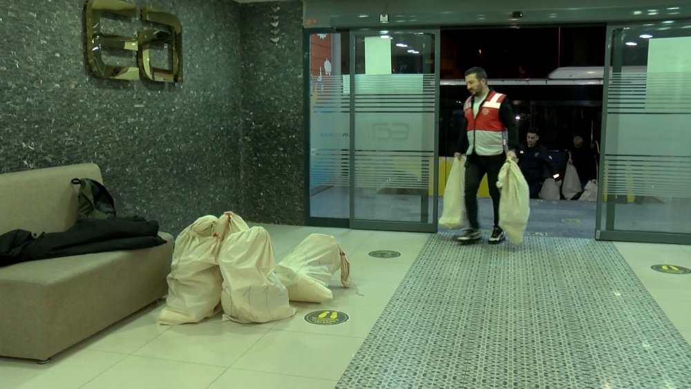 Oy pusulaları güvenlik önlemleri altında okullara getirildi