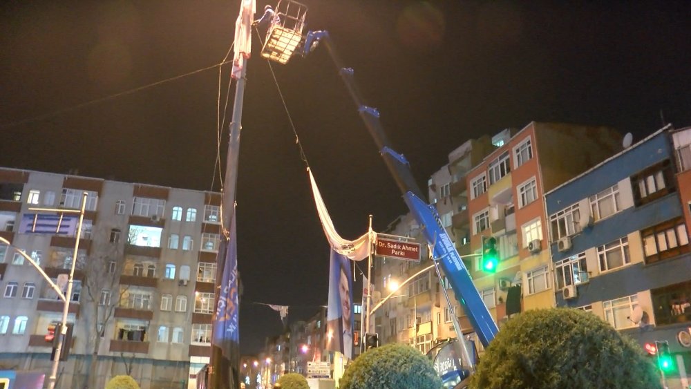 Parti bayrakları ve afişler toplandı