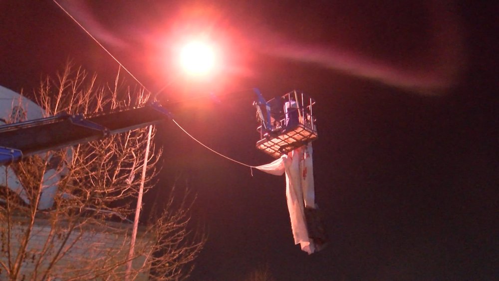 Parti bayrakları ve afişler toplandı