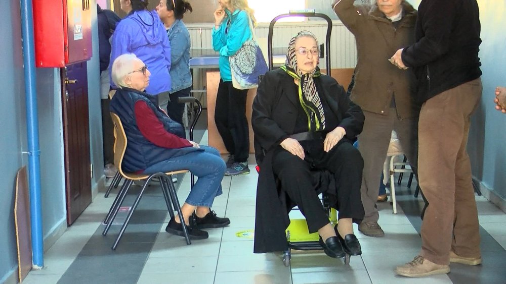 Yaşlı ve engellilerin zorlu seçim yolu...