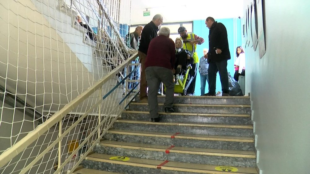 Yaşlı ve engellilerin zorlu seçim yolu...